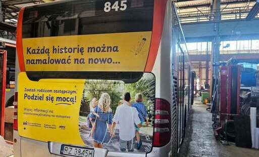 Na zdjęciu autobus komunikacji miejskiej z żółtą okleiną