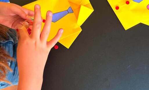 Na zdjęciu origami-koszule z życzeniami z okazji Dnia Ojca