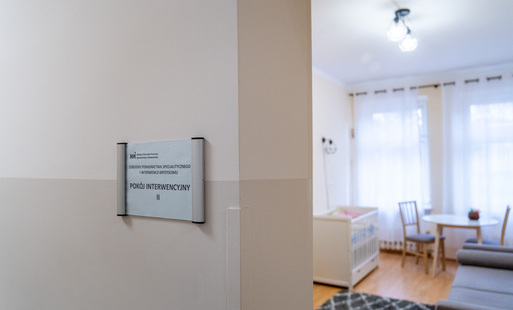 Na zdjęciu korytarz z tabliczką na ścianie, na której widnieje napis: Pokój interwencyjny