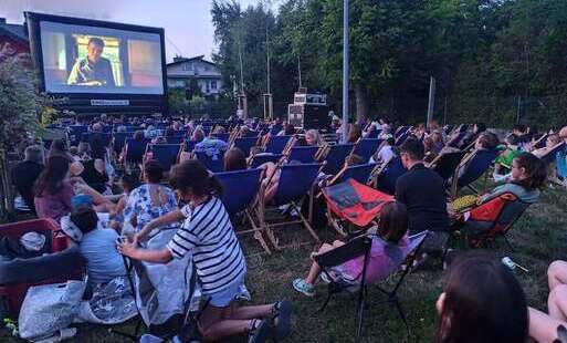 Na zdjęciu osoby podczas kina plenerowego