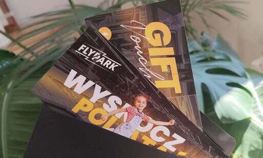 Na zdjęciu dwa bilety z logo FlyPark Rzeszów