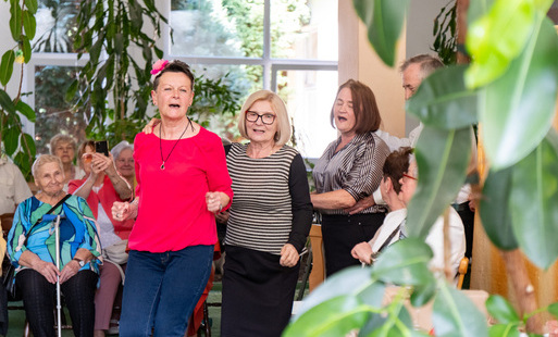 Na zdjęciu seniorki tańczące "pociąg"