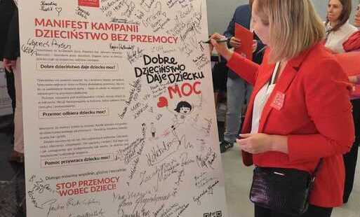 Na zdjęciu podpisanie plakatu inaugurującego kampanię