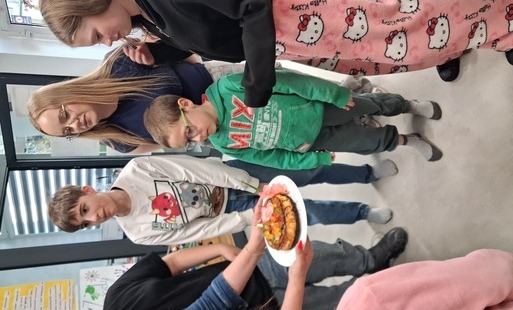 Na zdjęciu dzieci świętujące urodziny PWD Zatoka 