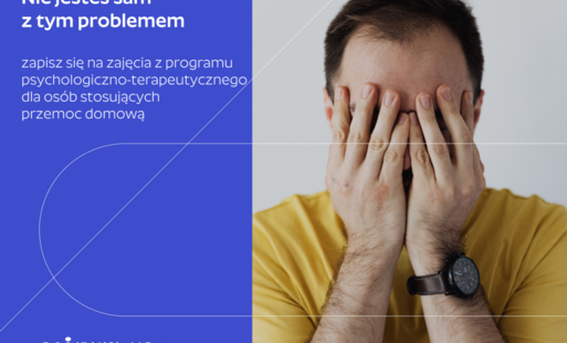 Na zdjęciu mężczyzna z twarzą schowaną w dłoniach