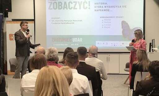 Na zdjęciu osoby w trakcie konferencji naukowej